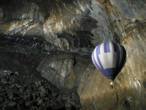 vol mongolfiere sous terre. Surmonter-la-claustrophobie-dans-les-tunnels-de-lave